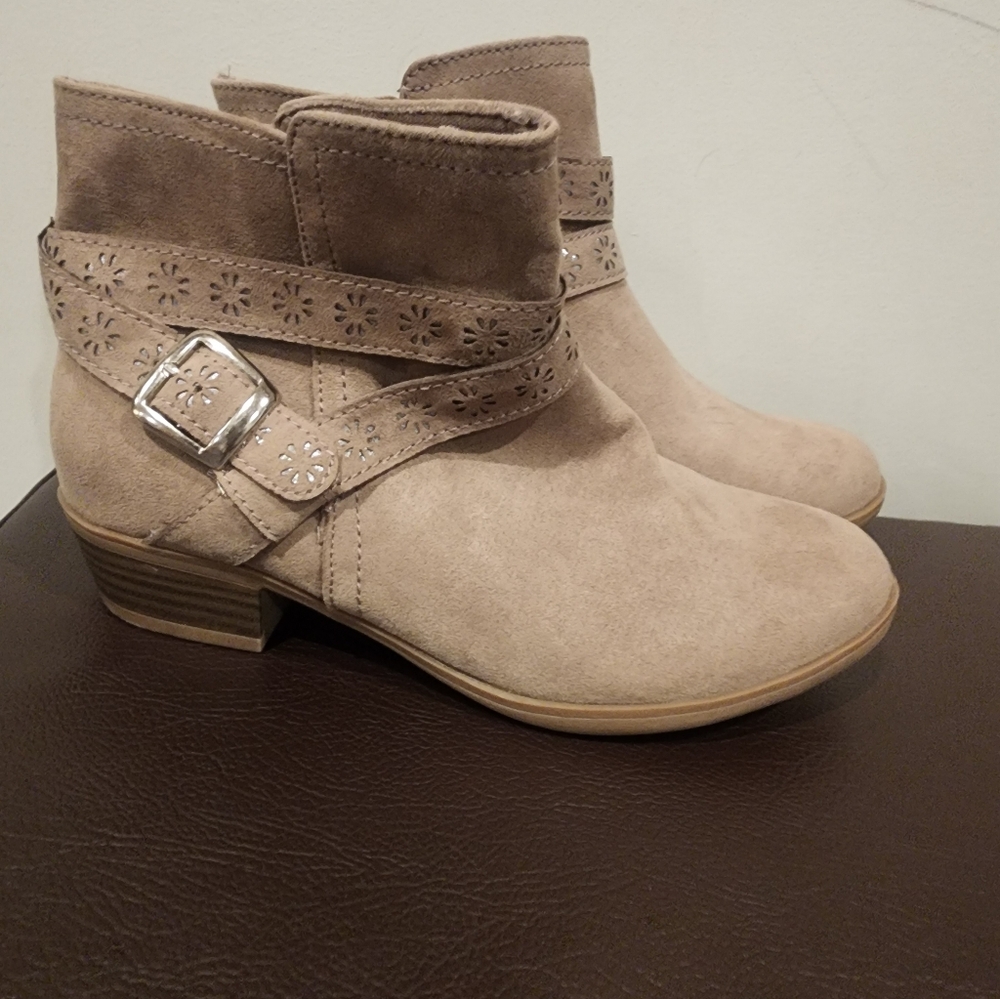 SO Girls Ankle Boots Size 4 Memory Foam, Taupe, Heeled Booties. New!